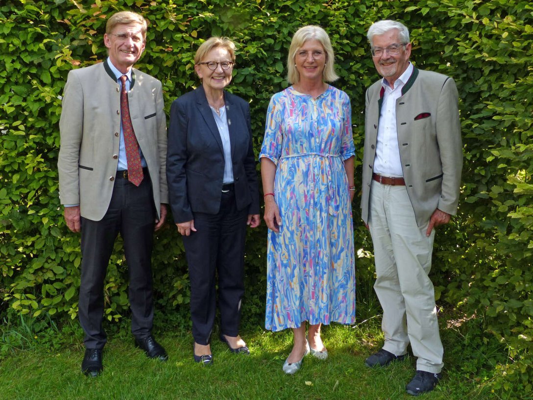 P1240977 (Vorstand des Vereins der Freunde und Förderer des ZUK)(teilweise)_Easy-Resize.com.jpg