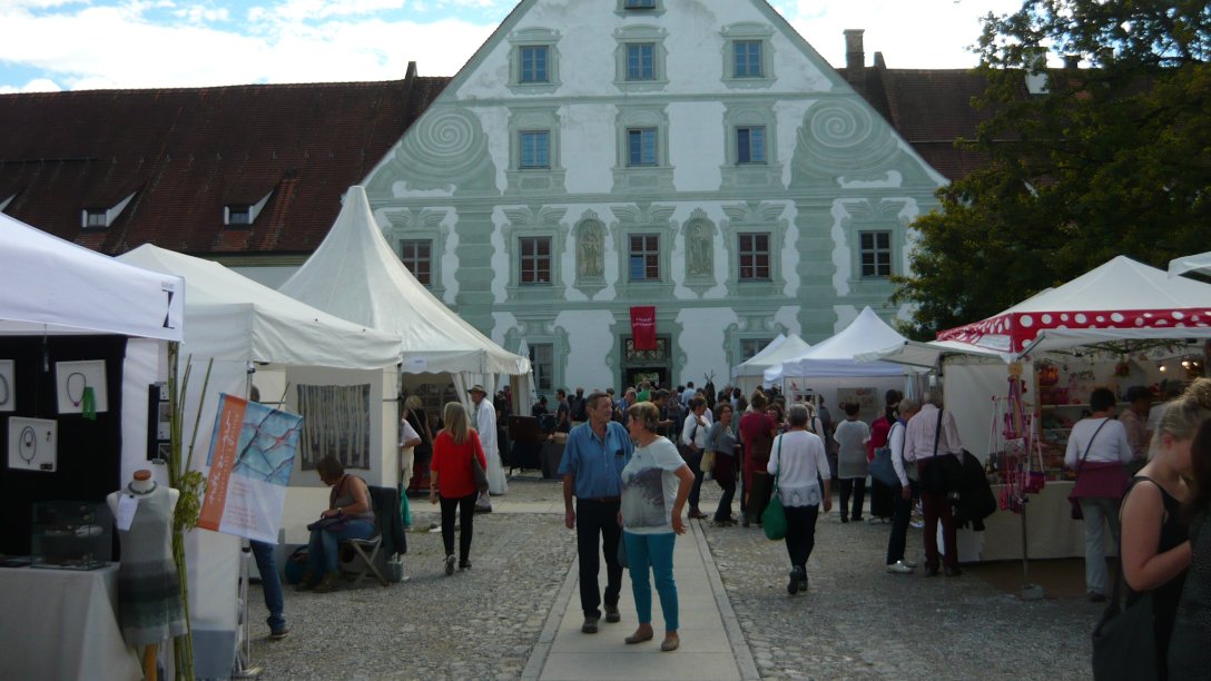 Marktstände vor dem Maierhof im Zentrum für Umwelt und Kultur