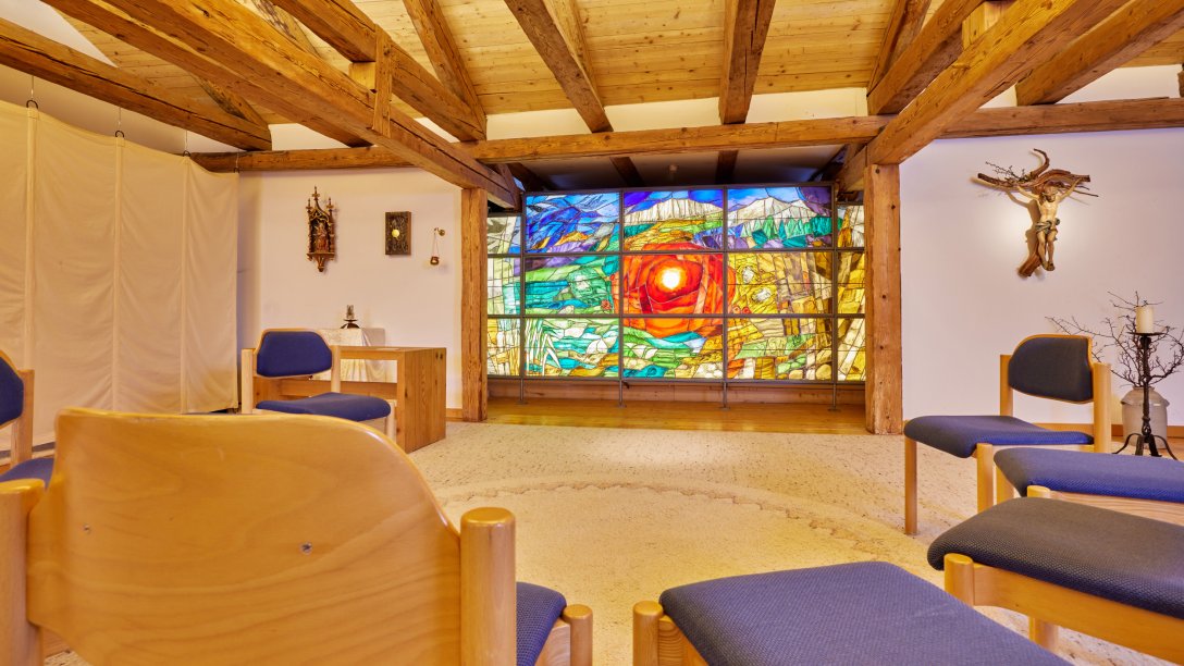Stuhlkreis und Kirchenfenster der Meditationskapelle im Zentrum für Umwelt und Kultur