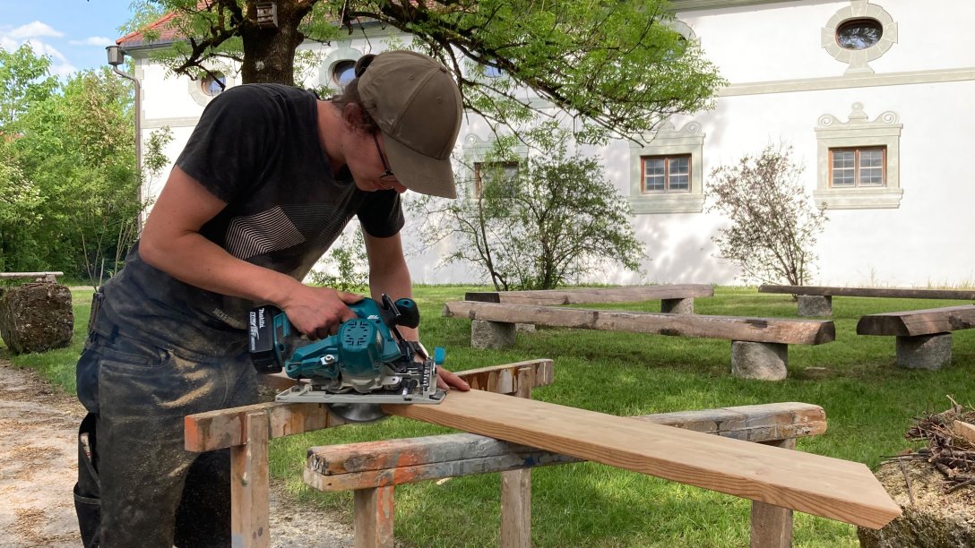 Freiwllige junge Menschen helfen beim Bau eines neuen Pfads im Zentrum für Umwelt und Kultur