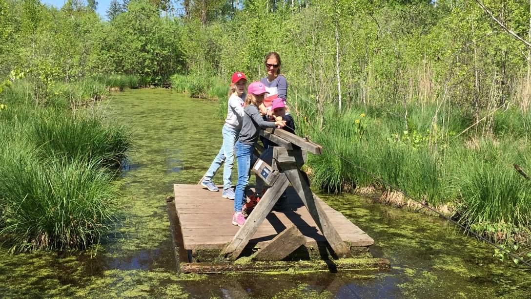 Floßfahrt im Hochmoorpfad im Naturlehrgebiet des Zentrums für Umwelt und Kultur