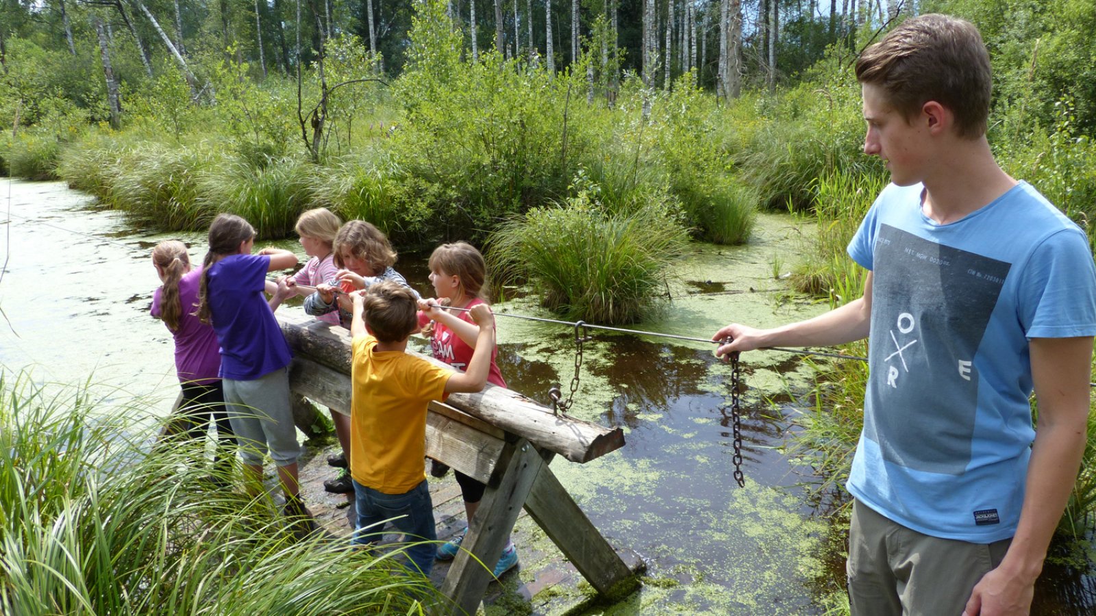 Kinder auf einer Floßsafari im Zentrum für Umwelt und Kultur im Kloster Benediktbeuern