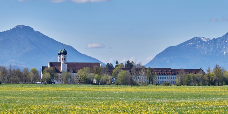 Blick auf das Kloster Benediktbeuern mit dem Zentrum für Umwelt und Kultur (ZUK) mit Bergpanorama