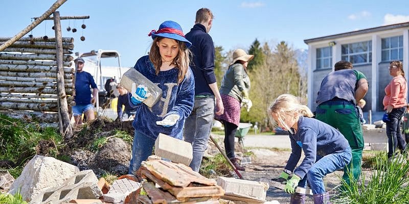 Kinder arbeiten bei Bildungsangebot des ZUK draußen in der Natur 