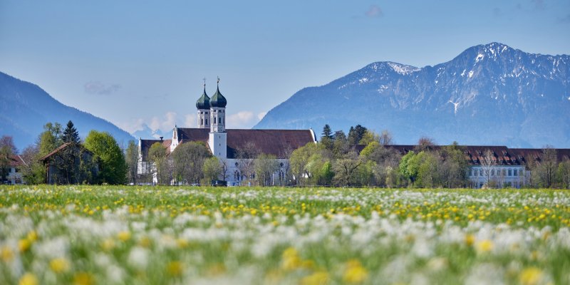 Kloster Benediktbeuern mit dem Zentrum für Umwelt und Kultur vor Alpenpanorama 
