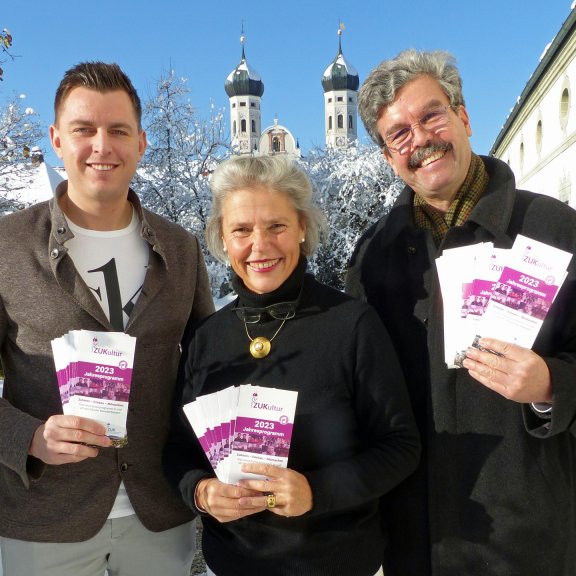 Der Leiter Benedikt Hartmann präsentiert das Kulturprogramm 2023, im Hintergrund die verschneite Klosteranlage des ZUK