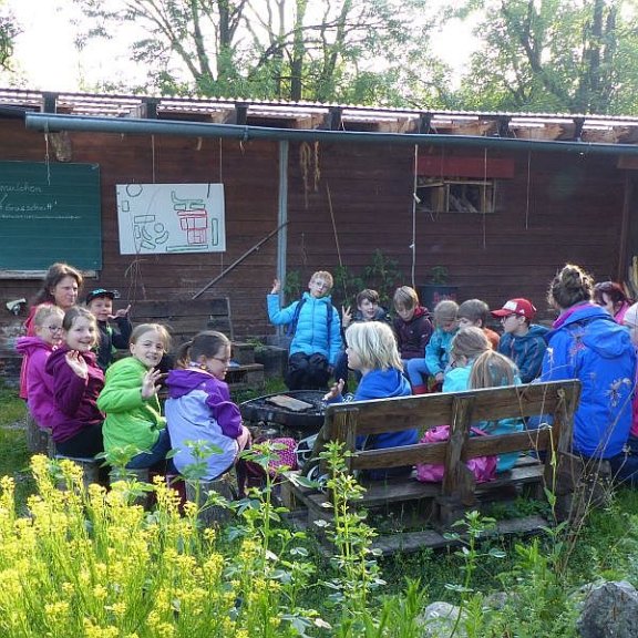 Schulklasse bei Angebot des Zentrums für Umwelt und Kultur draußen in der Natur 