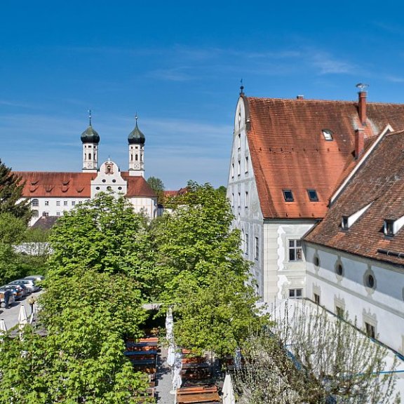 Blick von oben auf das Zentrum für Umwelt und Kultur Benediktbeuern im Maierhof mit Kloster und Biergarten 