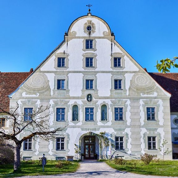 Fassade und Eingang des Maierhofs mit Zentrum für Umwelt und Kultur Benediktbeuern 
