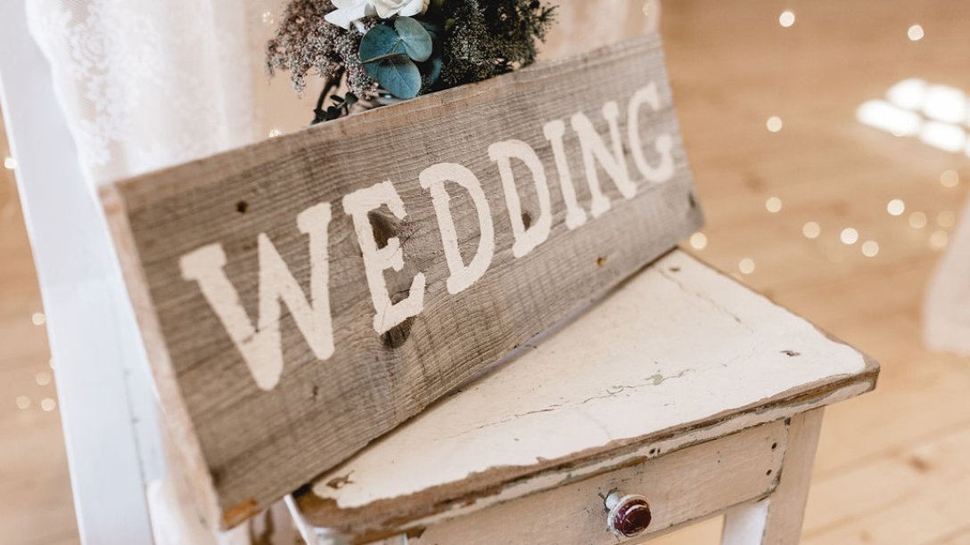Holzschild mit Aufschrift Wedding für Hochzeit im Zentrum für Umwelt und Kultur
