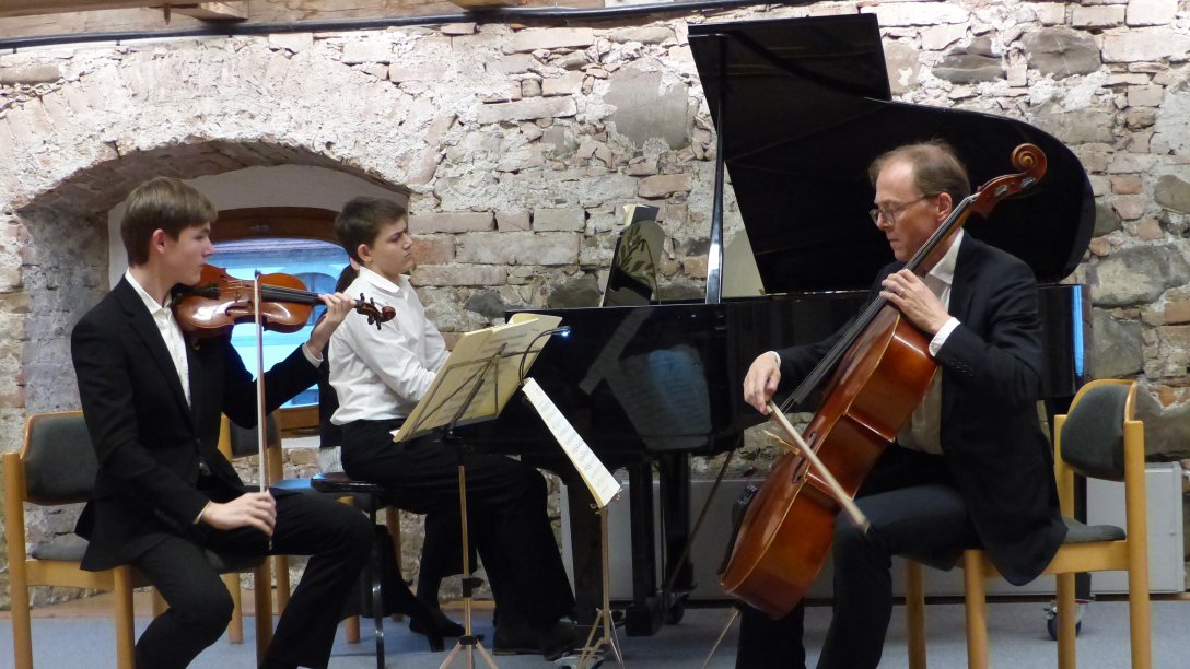 Das Bruder-Klaviertrio gibt ein Konzert im Zentrum für Umwelt und Kultur